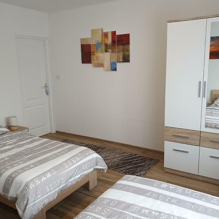 Apartman Majetic Оточац Экстерьер фото