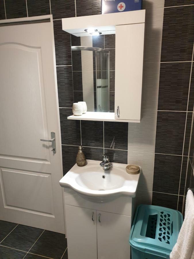 Apartman Majetic Оточац Экстерьер фото