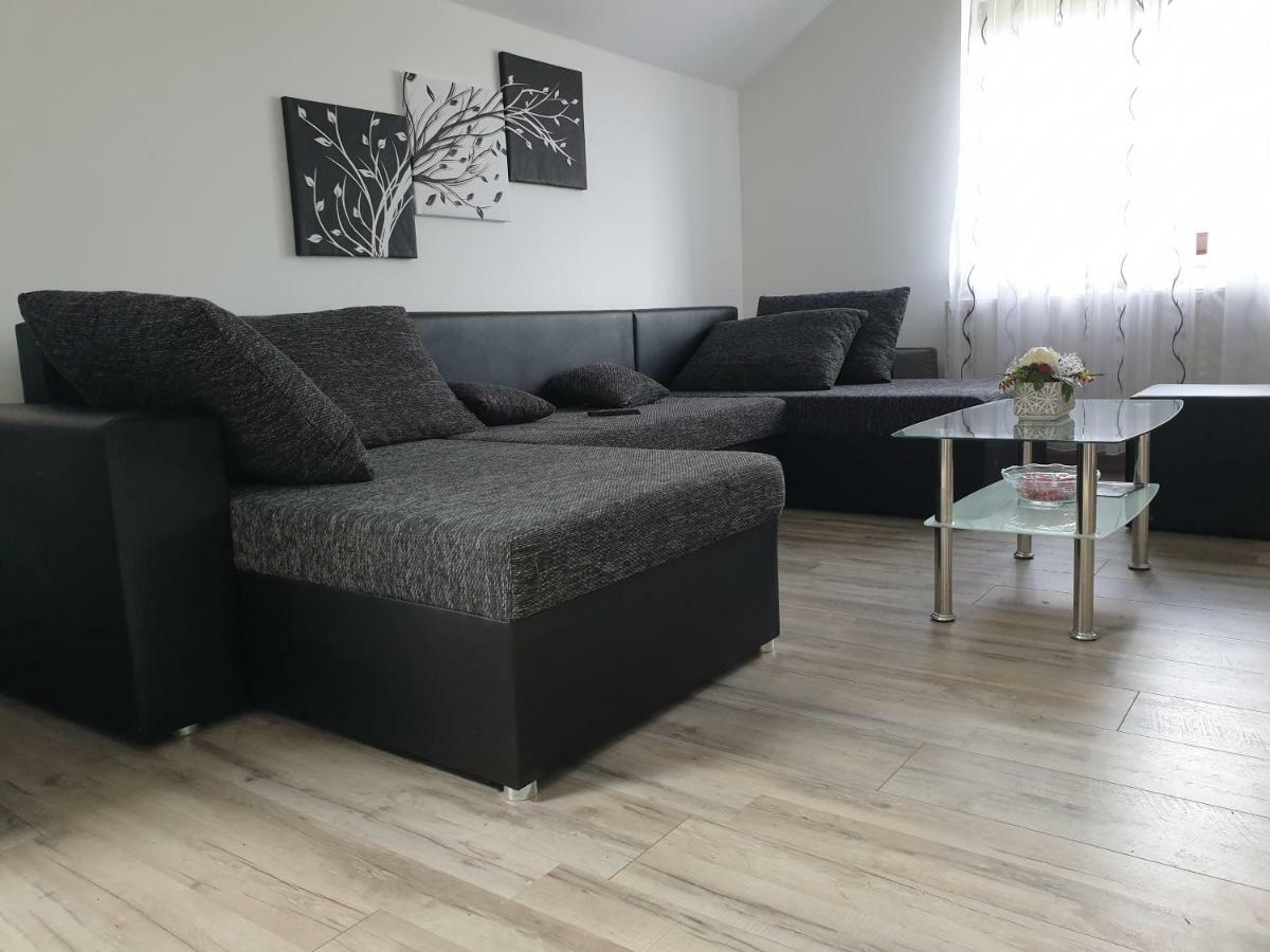 Apartman Majetic Оточац Экстерьер фото